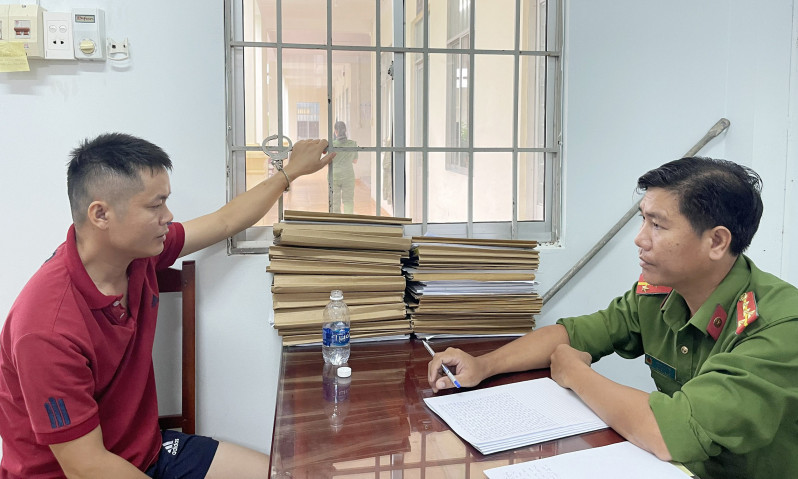 Chồng sát hại vợ và con trai rồi gọi điện Công an đầu thú
