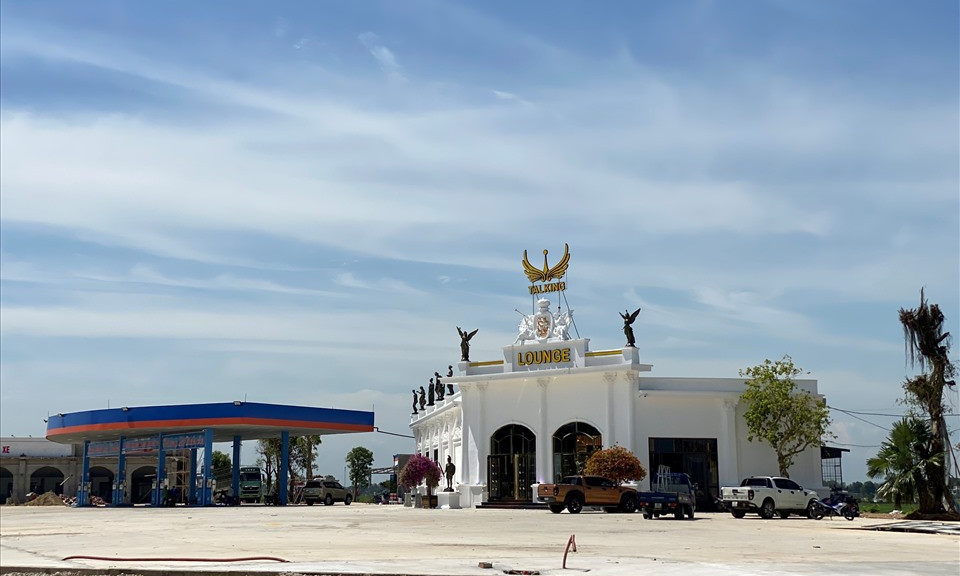 Nổ súng trước một quán bar, 3 người bị thương