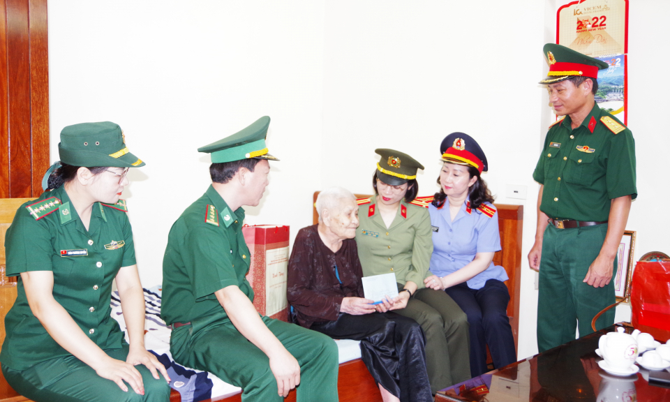 Thăm, tặng quà các Mẹ Việt Nam Anh hùng