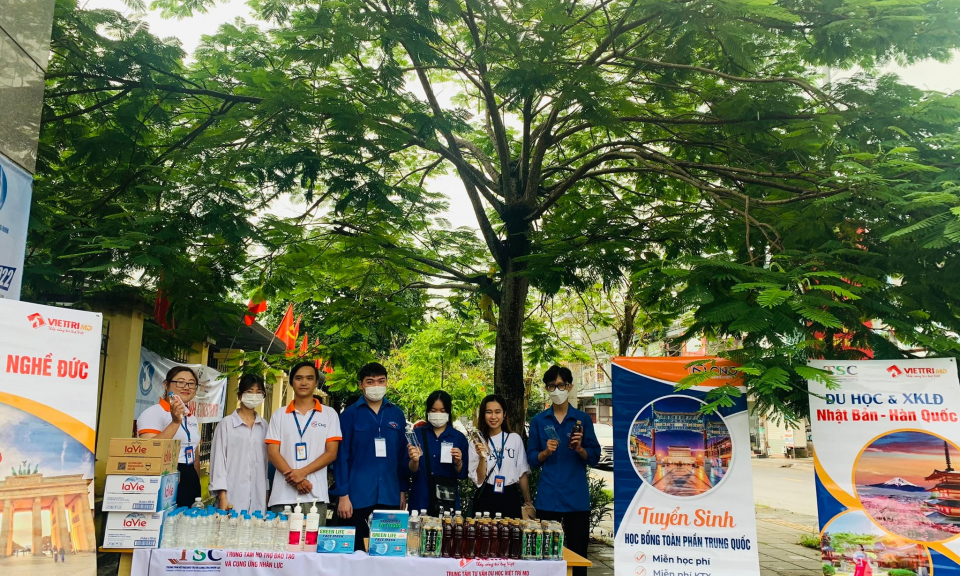Phó Bí thư Đoàn trường đa tài