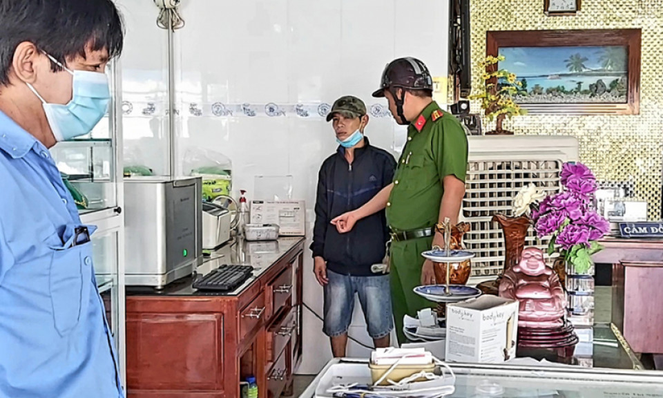 Vào cửa hàng vàng ép chủ tiệm mua cục đất