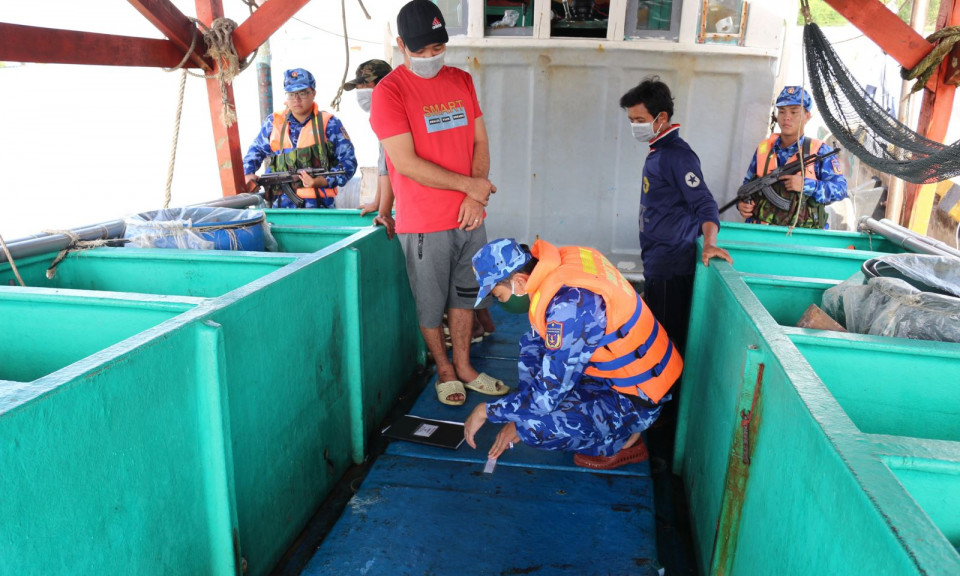 Bắt giữ tàu vận chuyển khoảng 20.000 lít dầu DO trái phép