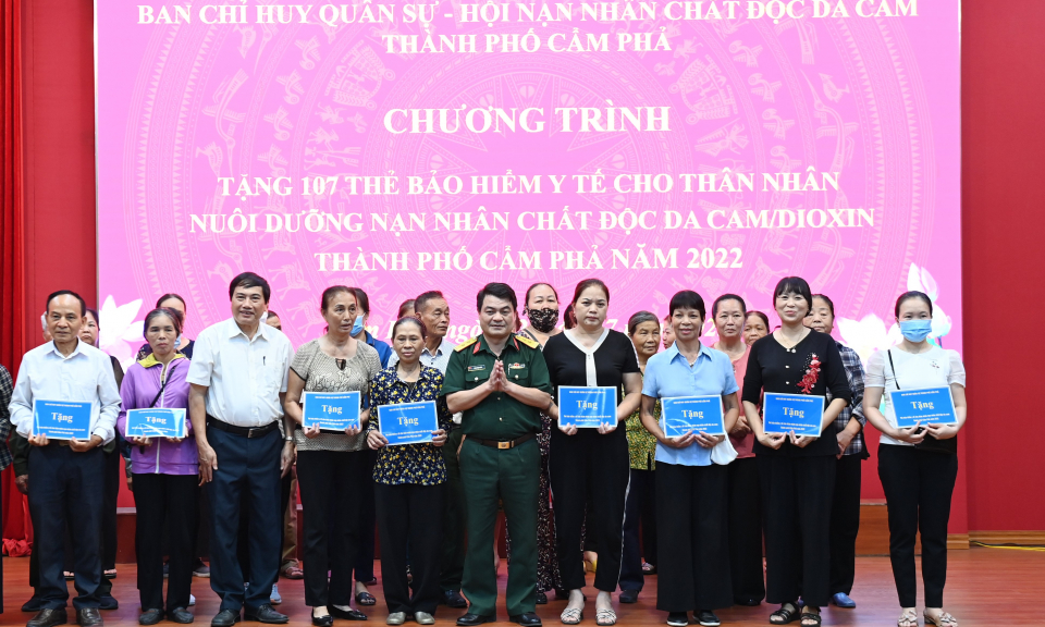 Tặng thẻ BHYT cho thân nhân trực tiếp nuôi dưỡng, chăm sóc nạn nhân chất độc da cam trên địa bàn TP Cẩm Phả