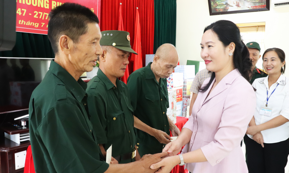 Thăm hỏi, tặng quà người có công Quảng Ninh ở Trung tâm điều dưỡng thương binh tại các tỉnh