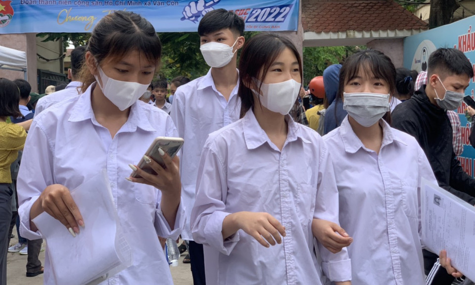 Phổ điểm thi tốt nghiệp THPT 2022 rất ấn tượng và có cải thiện ở môn Lịch sử, tiếng Anh