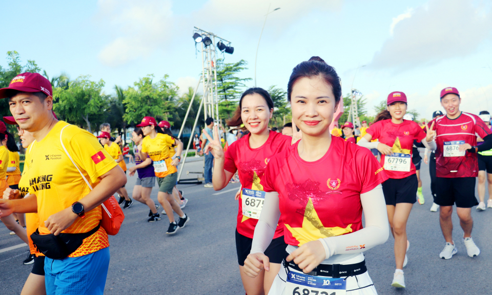 Khởi tranh và trao thưởng Giải chạy VnExpress Marathon Amazing Ha Long 2022