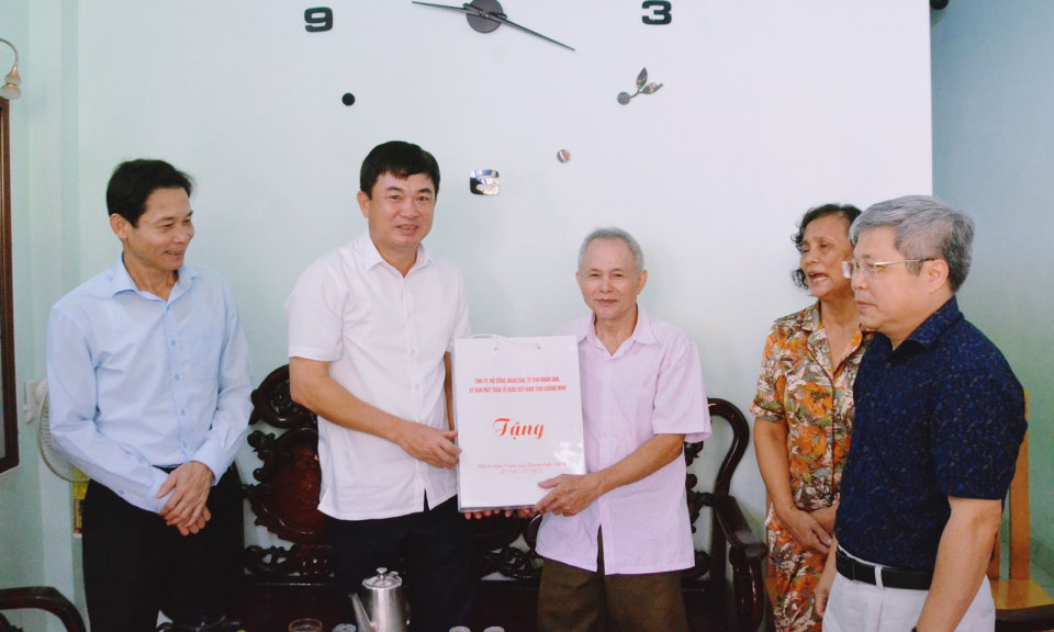Phó Bí thư Thường trực Tỉnh ủy Ngô Hoàng Ngân thăm, tặng quà gia đình chính sách tại TX Quảng Yên