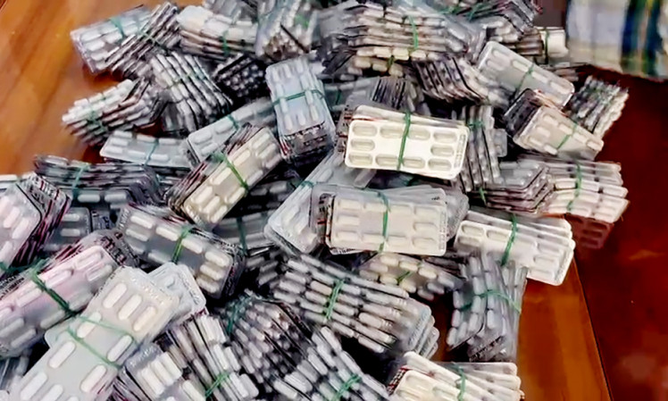 Bị truy bắt, kẻ buôn lậu ném 30.000 viên thuốc tân dược xuống đường
