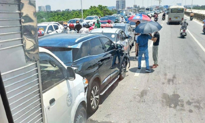 Tai nạn liên hoàn giữa 6 ô tô, cầu Vĩnh Tuy ùn tắc giữa trưa nắng
