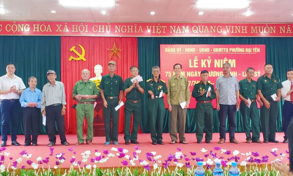 Bệnh viện Sản Nhi Quảng Ninh tặng quà và khám bệnh miễn phí cho người có công với cách mạng
