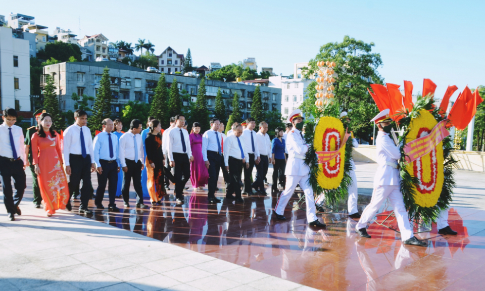 President Nguyen Xuan Phuc pays homage to martyrs in Quang Ninh