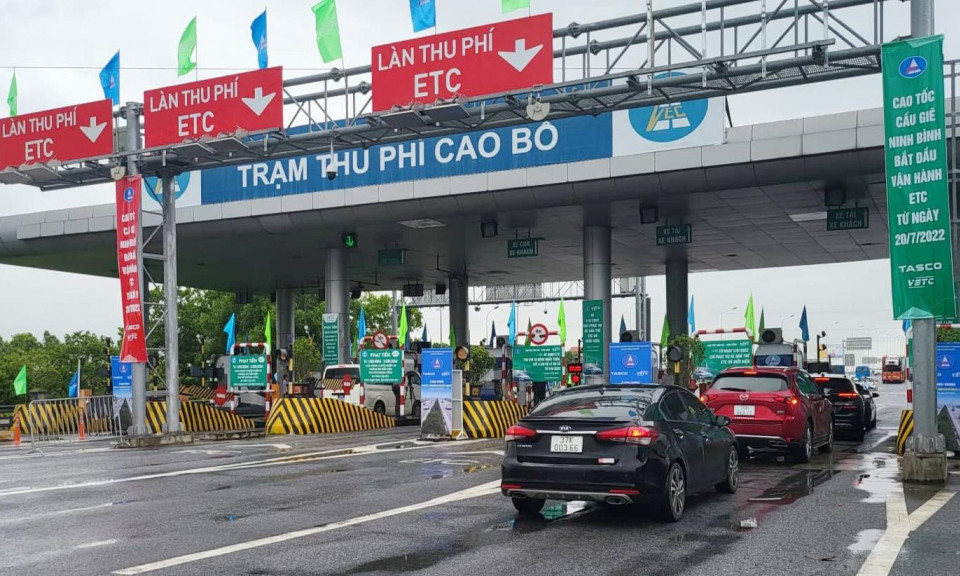 Tiền đầy tài khoản, ô tô dán thẻ ETC vẫn không qua được trạm thu phí