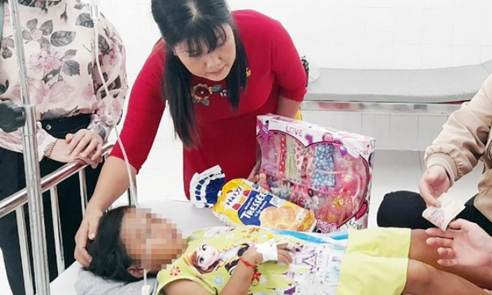 Công an làm việc với mẹ và bố dượng bé gái 7 tuổi nghi bị bạo hành