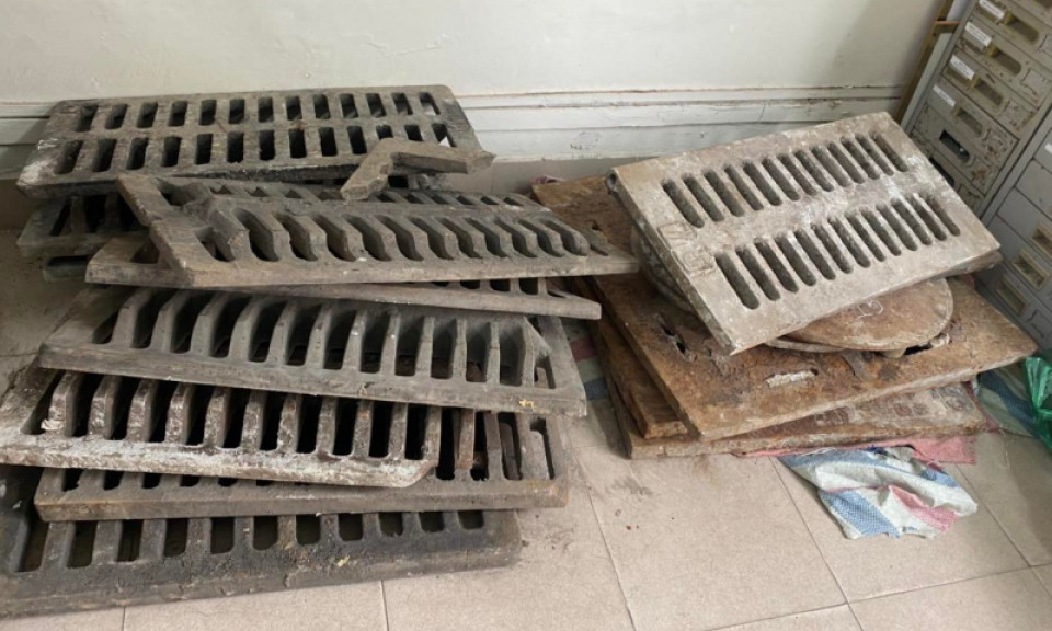 Bắt nhóm công nhân trộm nắp cống lúc nửa đêm