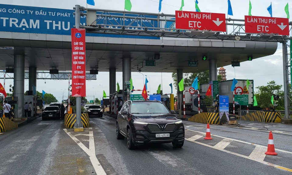 Xe đã được dán thẻ thu phí không dừng nhưng nhiều chủ phương tiện không biết