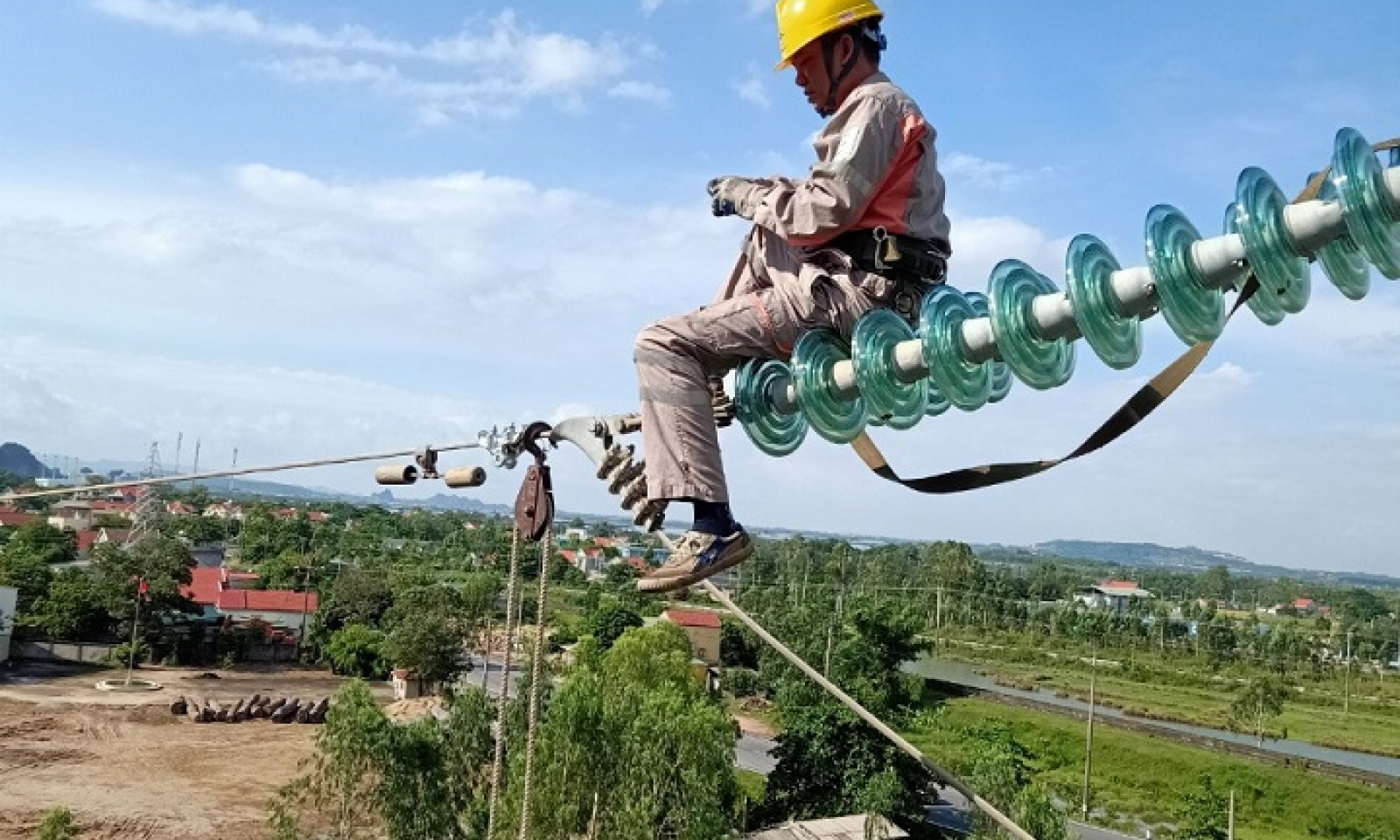 PC Quảng Ninh tăng cường tuyên truyền đảm bảo an toàn hành lang lưới điện cao áp