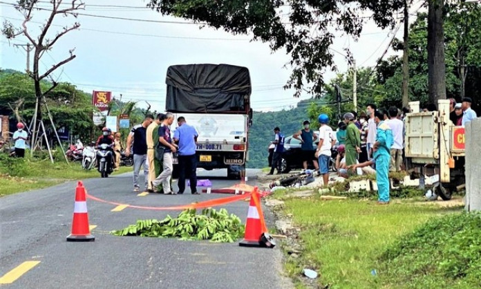 Ô tô tải va chạm với xe đạp điện, bé gái 12 tuổi tử vong