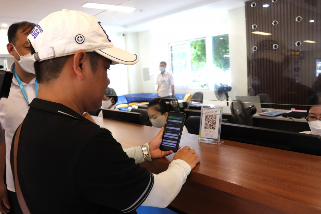 Doanh nghiệp lữ hành thanh toán tiền phí tham quan Vịnh Hạ Long qua hình thức Internet banking.