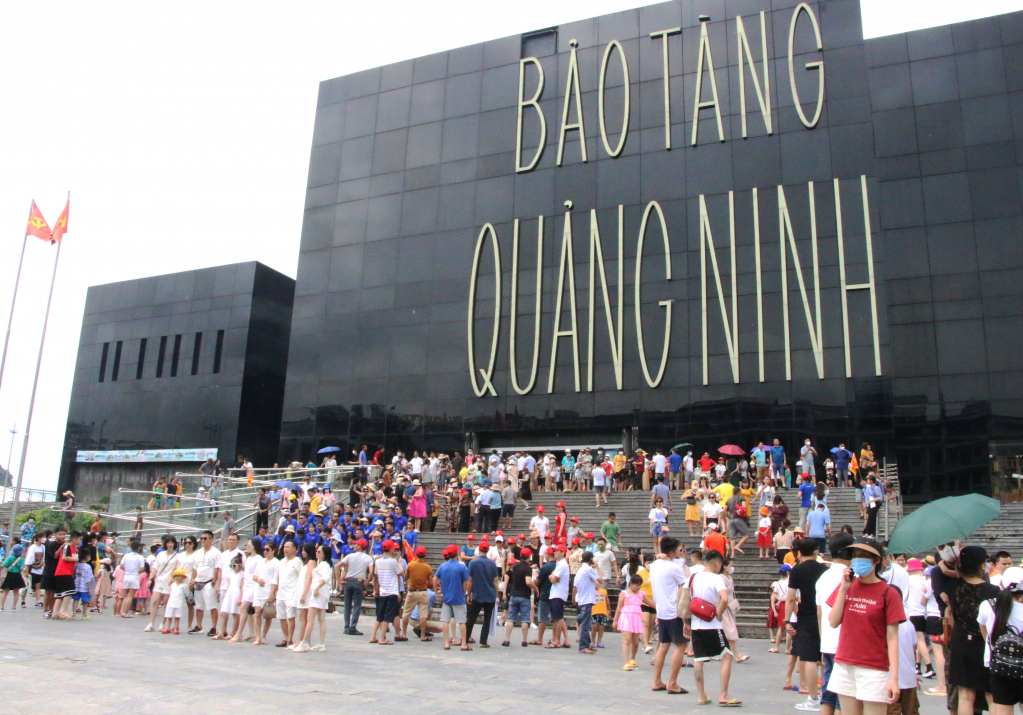 Bảo tàng Quảng Ninh thu hút hàng nghìn lượt khách dịp cuối tuần.