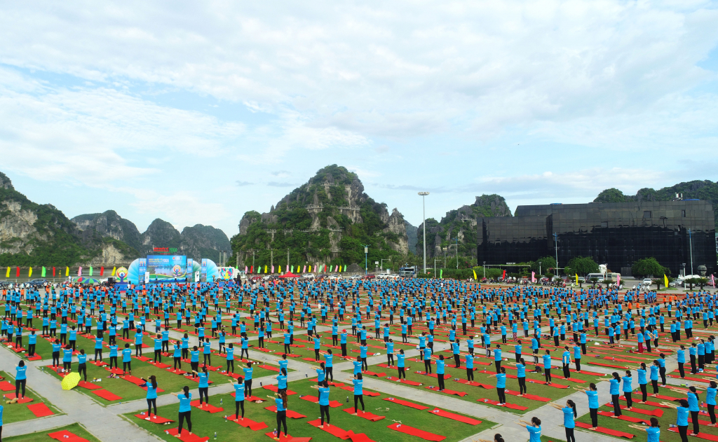 Ngày Quốc tế Yoga lần thứ 8 năm 2022 được tổ chức tại quảng trường 10/3 (TP Hạ Long) thu hút sự tham gia của gần 3.000 người.Ngày Quốc tế Yoga lần thứ 8 năm 2022 được tổ chức tại Quảng trường 10/3 bên bờ Vịnh Hạ Long xinh đẹp.