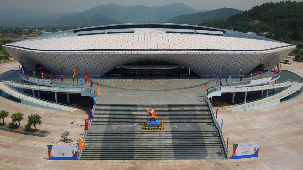 Nhà thi đấu đa năng 5.000 chỗ của tỉnh Quảng Ninh đặt tại phường Đại Yên, TP Hạ Long, hiện được đánh giá là một trong những nhà thi đấu hoành tráng, hiện đại bậc nhất Việt Nam, có chất lượng đạt tầm quốc tế. Đây sẽ là địa điểm tranh tài môn bóng chuyền trong nhà SEA Games 31.