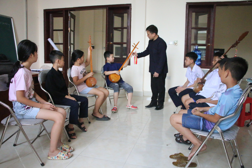 Lớp học hát then - đàn tính lứa tuổi thiếu nhi tại Nhà văn hóa huyện Bình Liêu.