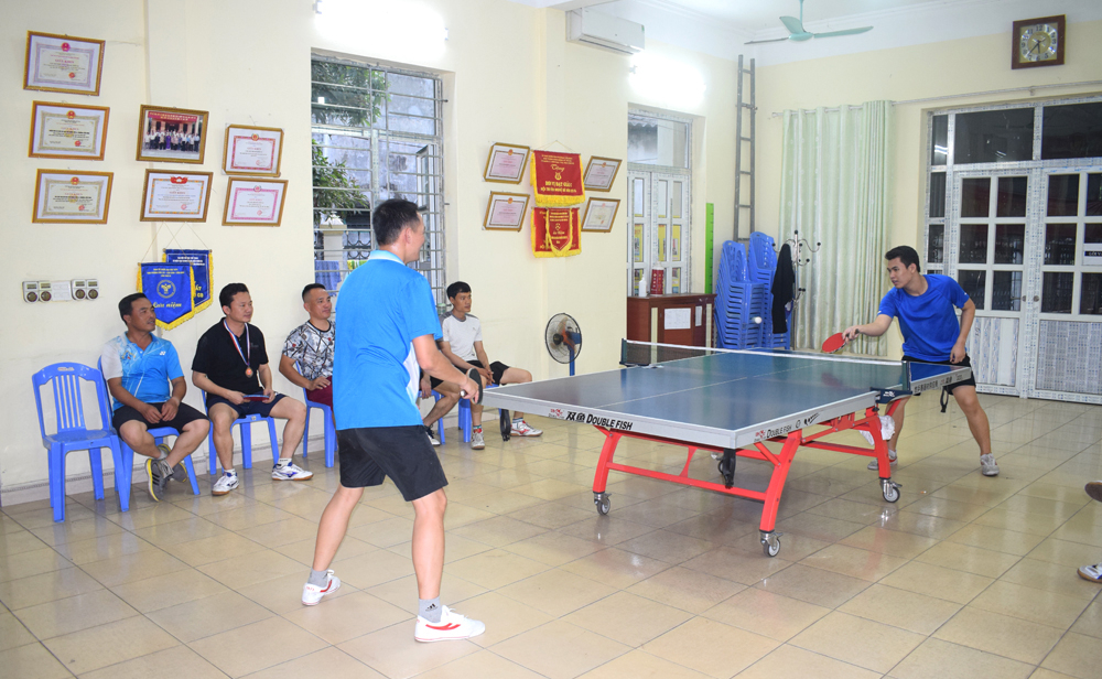 Người dân hoạt động thể thao đều đặn tại nhà văn hóa khu Minh Tiến B, phường Cẩm Bình (TP Cẩm Phả).