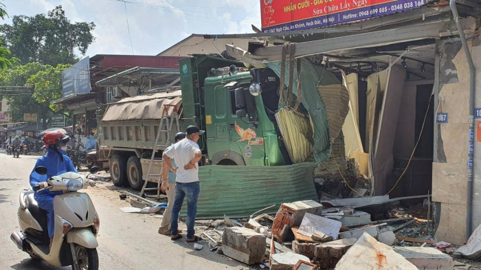 Xe tải lớn húc tan hoang tiệm vàng và nhiều nhà dân ở Hà Nội 1