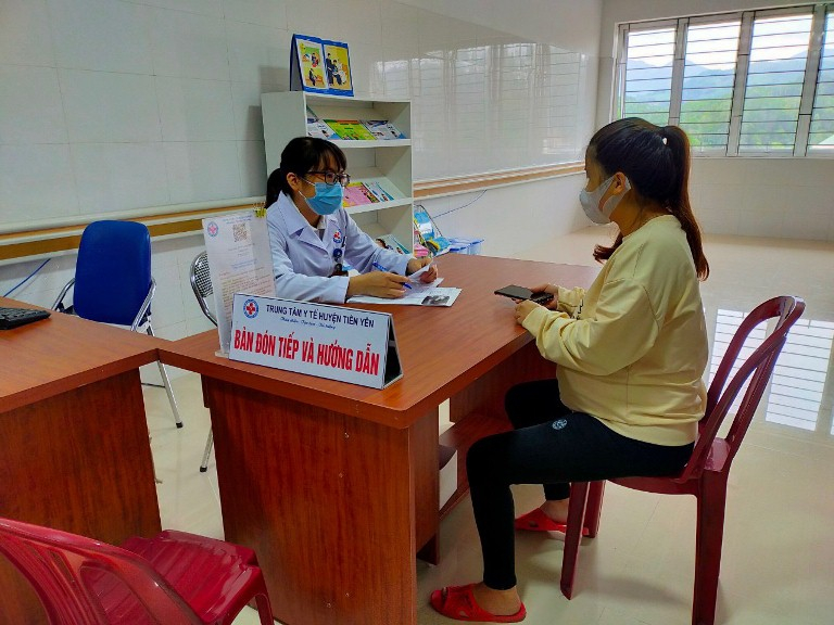 Bác sĩ Trung tâm y tế huyện Tiên Yên tư vấn sức khỏe cho phụ nữ mang thai.