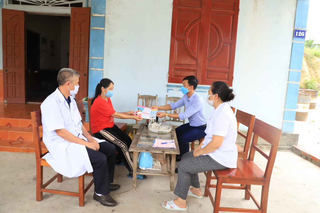 Trung tâm Kiểm soát bệnh tật tỉnh phối hợp với Trạm Y tế xã Minh Châu (huyện Vân Đồn) tuyên truyền phòng tránh lây truyền HIV từ mẹ sang con cho thai phụ. Ảnh: Minh Khương (CTV)