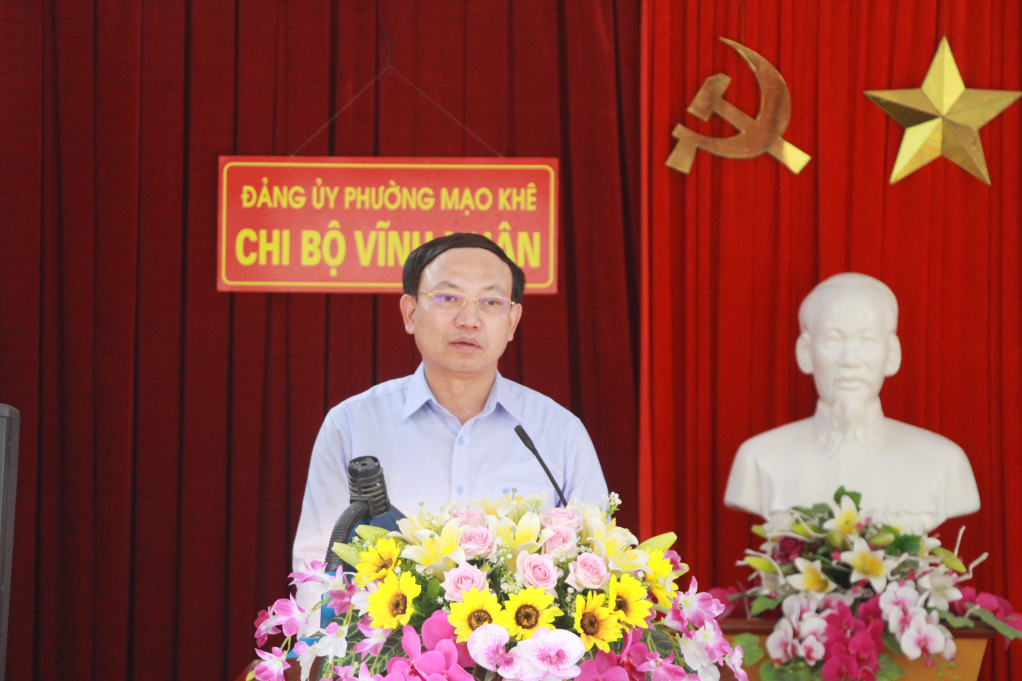Đồng chí Nguyễn Xuân Ký, Ủy viên Trung ương Đảng, Bí thư Tỉnh ủy, Chủ tịch HĐND tỉnh phát biểu tại buổi sinh hoạt chi bộ.