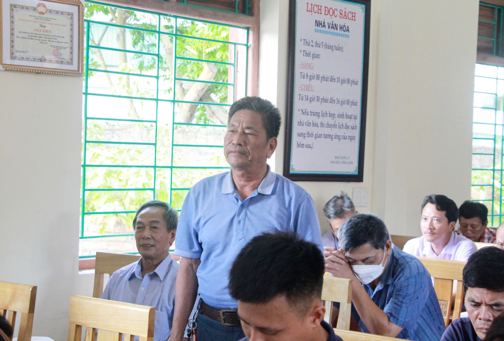 Các đảng viên phát biểu tại buổi sinh hoạt chi bộ.
