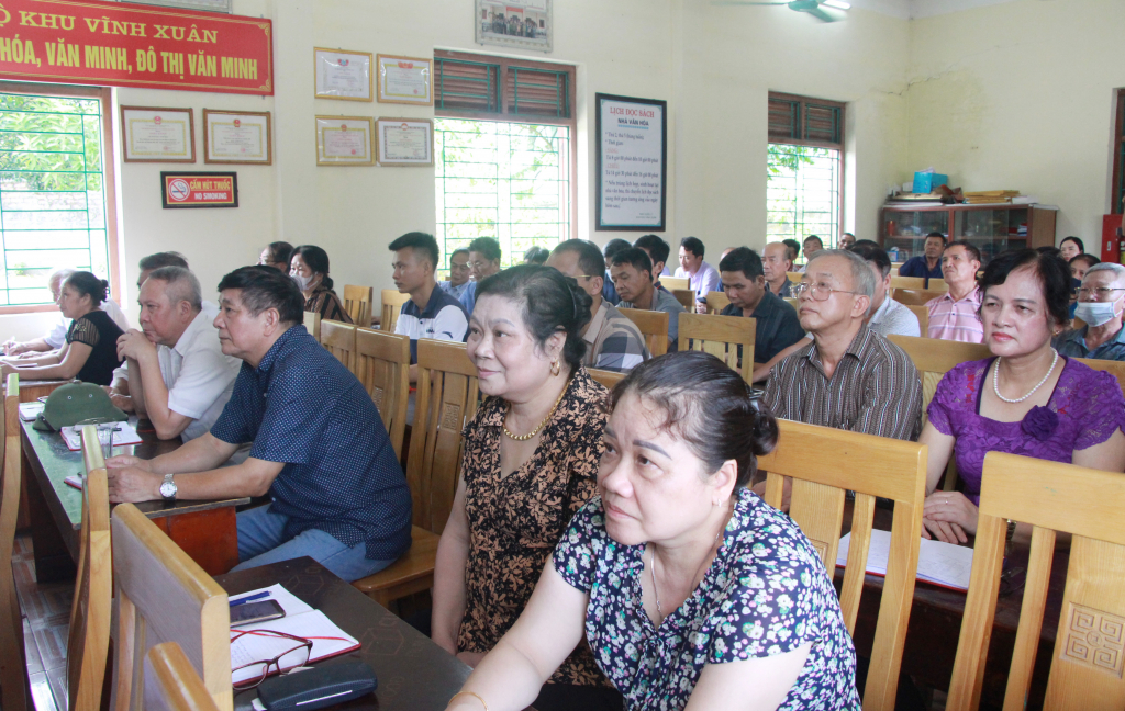 Các đảng viên chi bộ khu Vĩnh Xuân tham gia họp chi bộ thường kỳ đông đủ