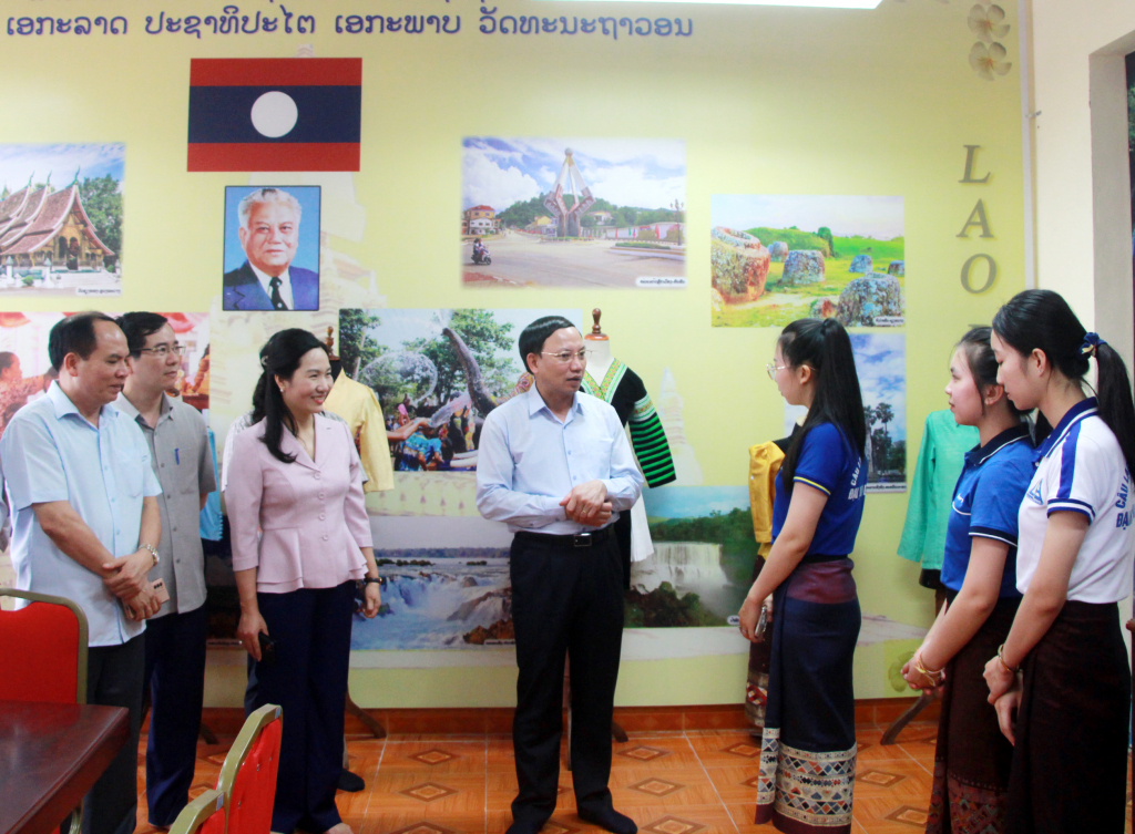 Đồng chí Nguyễn Xuân Ký, Ủy viên Trung ương Đảng, Bí thư Tỉnh ủy, Chủ tịch HĐND tỉnh trò chuyện với các sinh viên Lào đang học tập tại Trường Đại học Hạ Long.