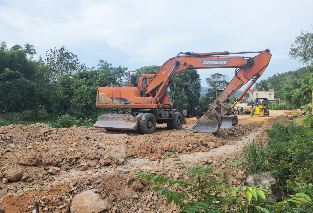 Ngay sau khi có mặt bằng, đơn vị thi công đã thi nhằm công hoàn thiện tuyến đường Trưng Vương - Bắc Sơn. Ảnh chụp ngày 10/6/2022.