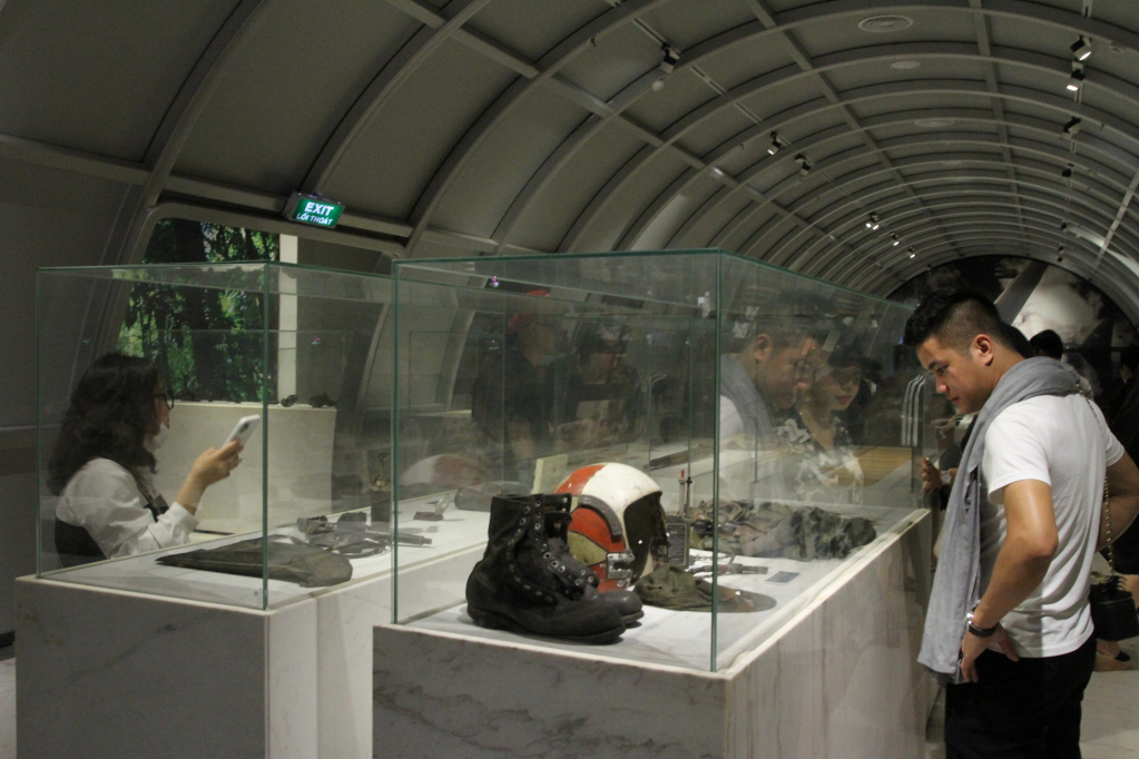 Những vật dụng bị thu giữ của Trung úy E.Alvarez nhảy dù xuống Khe Cá (Hà Tu, TP Hạ Long) hiện được lưu giữ tại Bảo tàng Quảng Ninh.