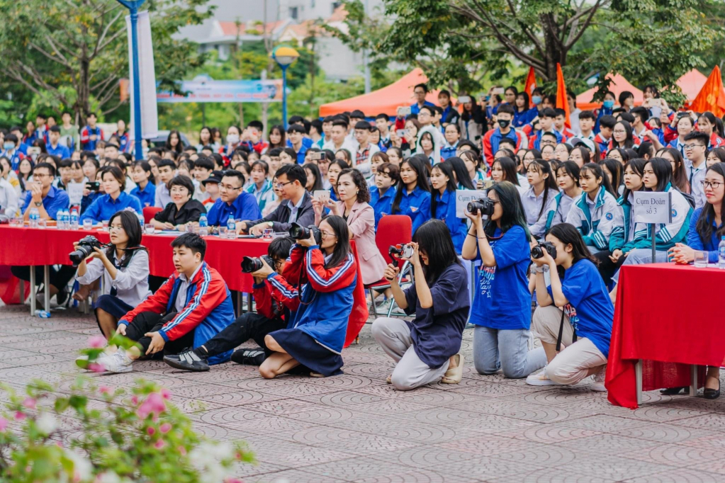 CLB Phát thanh & Báo chí Chuyên Hạ Long tác nghiệp tại các sự kiện của nhà trường.