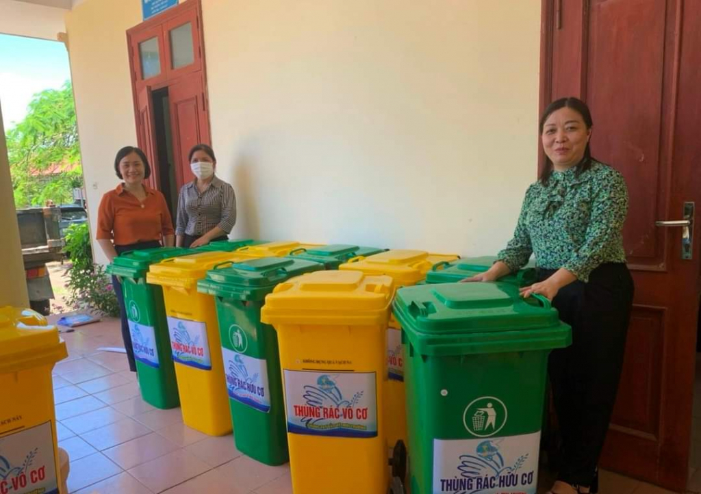 Hội LHPN huyện Đầm Hà hỗ trợ 60 thùng phân loại rác hữu cơ và vô cơ cho các xã trên địa bàn huyện.