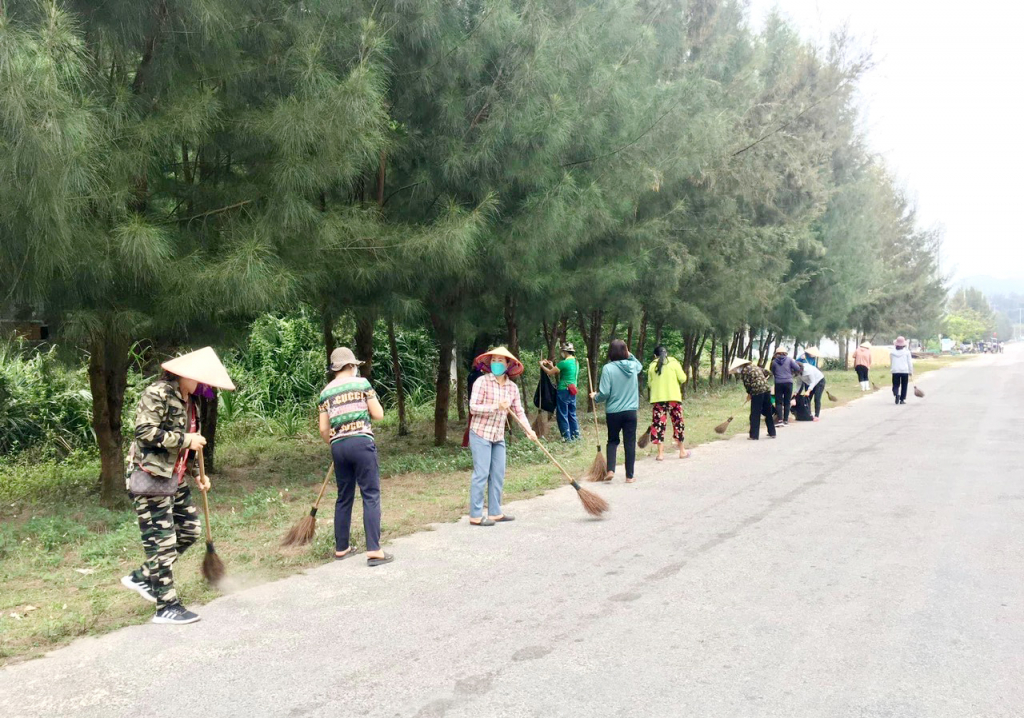 Người dân xã Quan Lạn duy trì ngày Chủ nhật xanh dọn vệ sinh đường phố, tạo điều kiện phát triển du lịch.