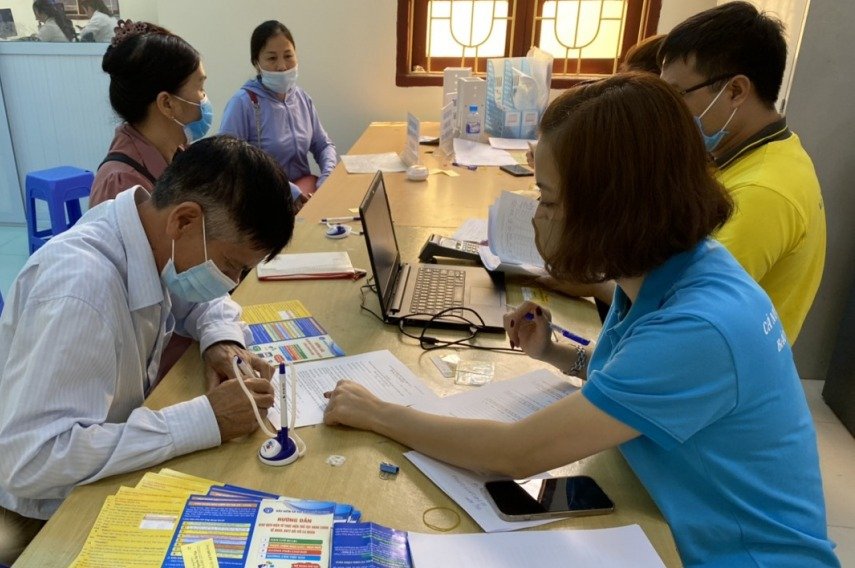 Hướng dẫn người dân làm thủ tục tham gia BHXH tự nguyện tại BHXH huyện Tiên Yên.