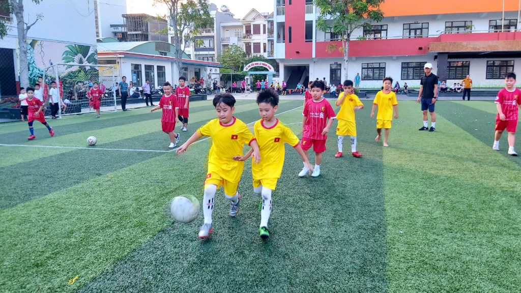 Giao lưu bóng đá giữa lớp 4A6 và 4A1, Trường Tiểu học Quang Trung, TP Hạ Long năm học 2021- 2022.