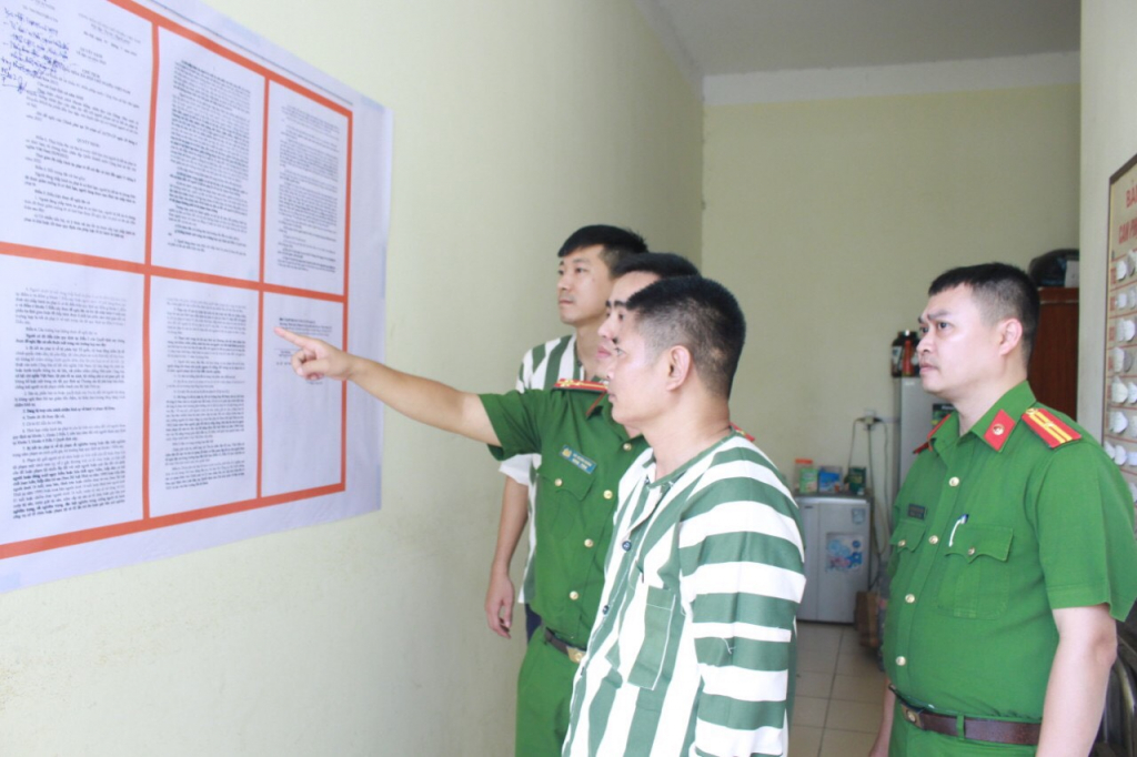 Công an thị xã Quảng Yên tuyên truyền về công tác đặc xã cho phạm nhân.