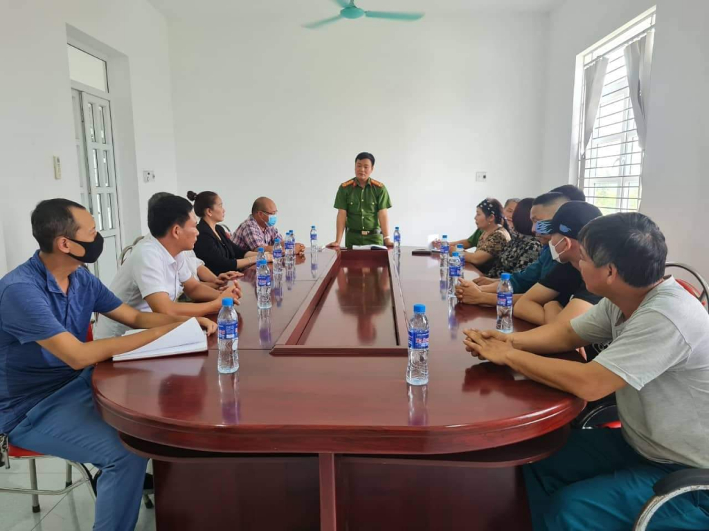 Công an phường Yên Giang tuyên truyền đến người dân về phong trào Toàn dân bảo vệ an ninh tổ quốc.