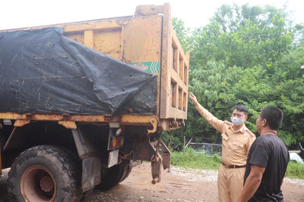 Công an huyện Đầm Hà kiểm tra kích thước thành thùng xe tải