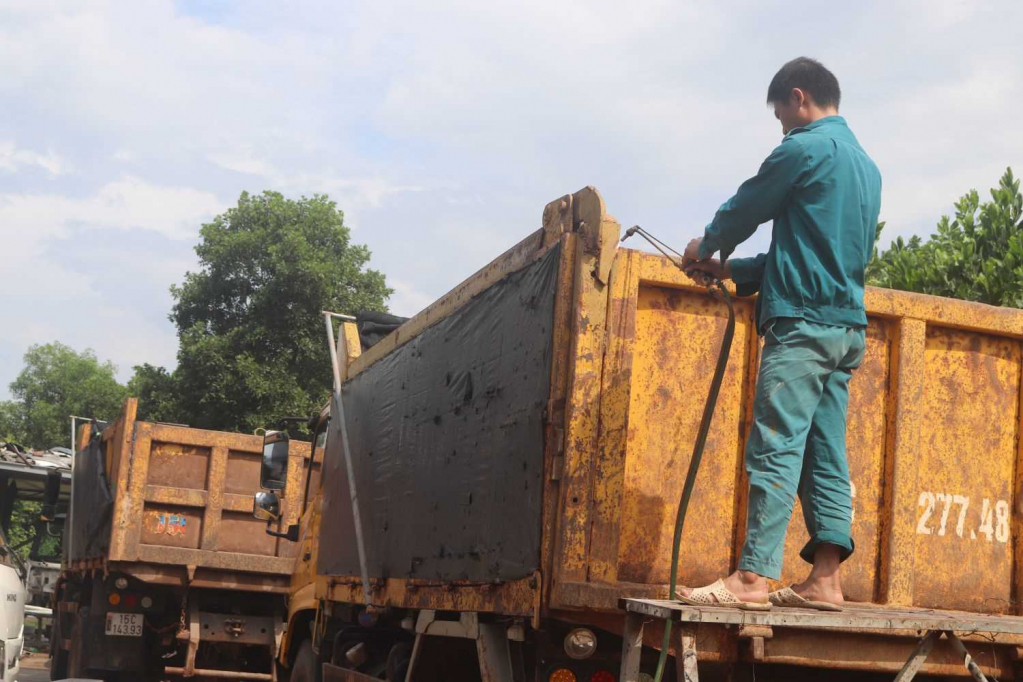 Các doanh nghiệp trên địa bàn huyện Đầm Hà thực hiện cắt thành thùng xe theo kích thước ban đầu theo thiết kế