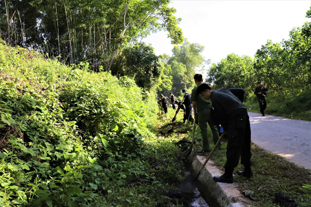 gại tổ chức ra quân quét dọn vệ sinh môi trường tại Thôn Khe Lánh, thôn Tùng Cầu, xã Vô Ngại.