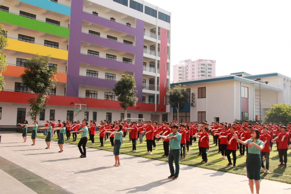 Thể dục buổi sáng theo hình thức đồng diễn nhịp điệu tại trường Tiểu học, THCS-THPT Lê Thánh Tông, TP Hạ Long.