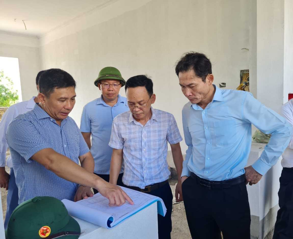 Thường trực Thị ủy kiểm tra công trình xây dựng trường tiểu học Phong Cốc. Ảnh: Thùy Dương