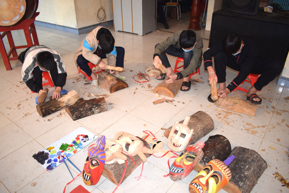 Các em học sinh Trường PTDT NT Nam Sơn là mặt nạ Ka đong góp phần bảo tôn f điệu múa Ka đong