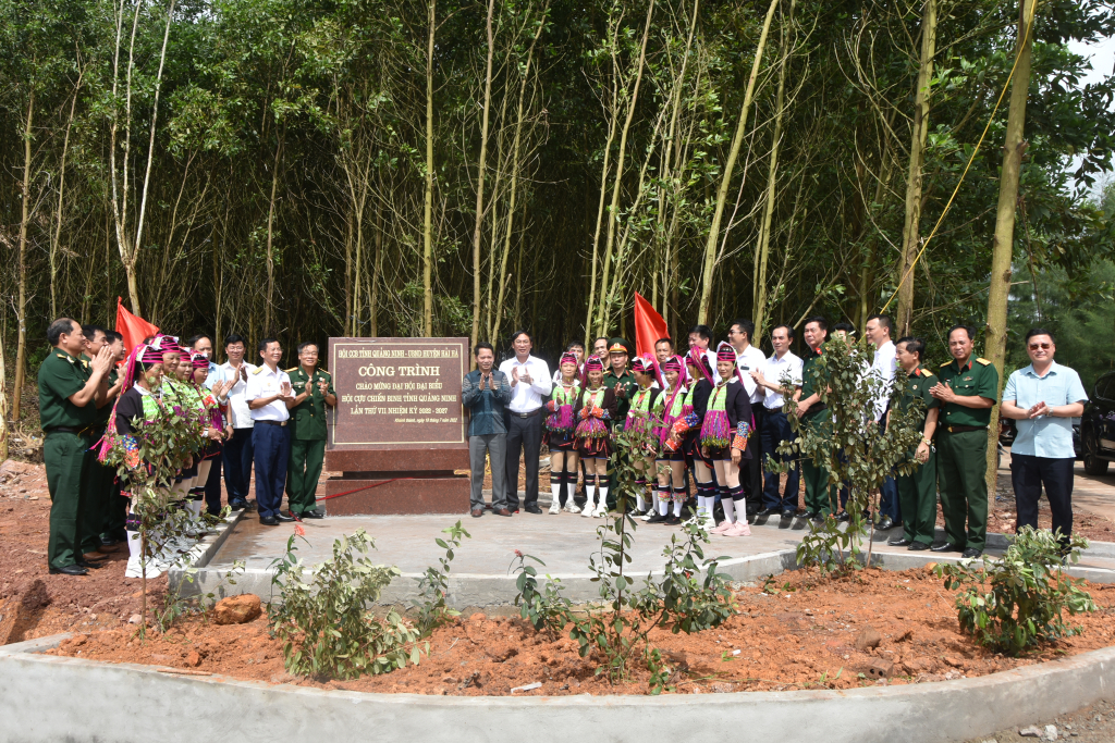 Hội CCB tỉnh và UBND huyện Hải Hà gắn biển công trình chào mừng Đại hội Hội CCB tỉnh nhiệm kỳ 2022-2027 với công trình cầu tràn vượt lũ tại thôn 5, xã Quảng Phong, huyện Hải Hà.